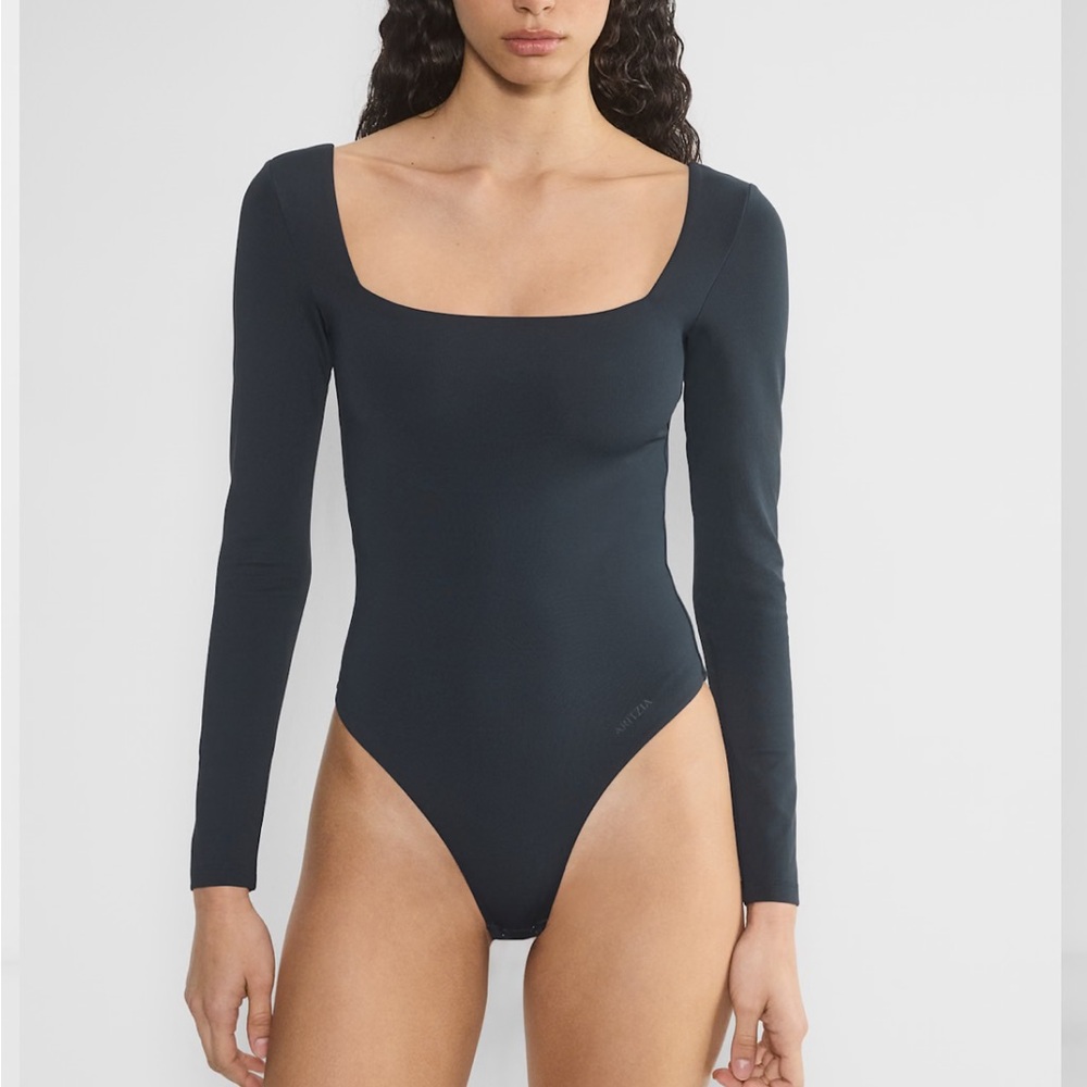 aritzia babaton Contour Squareneck Longsleeve Bodysuit navy size extra small